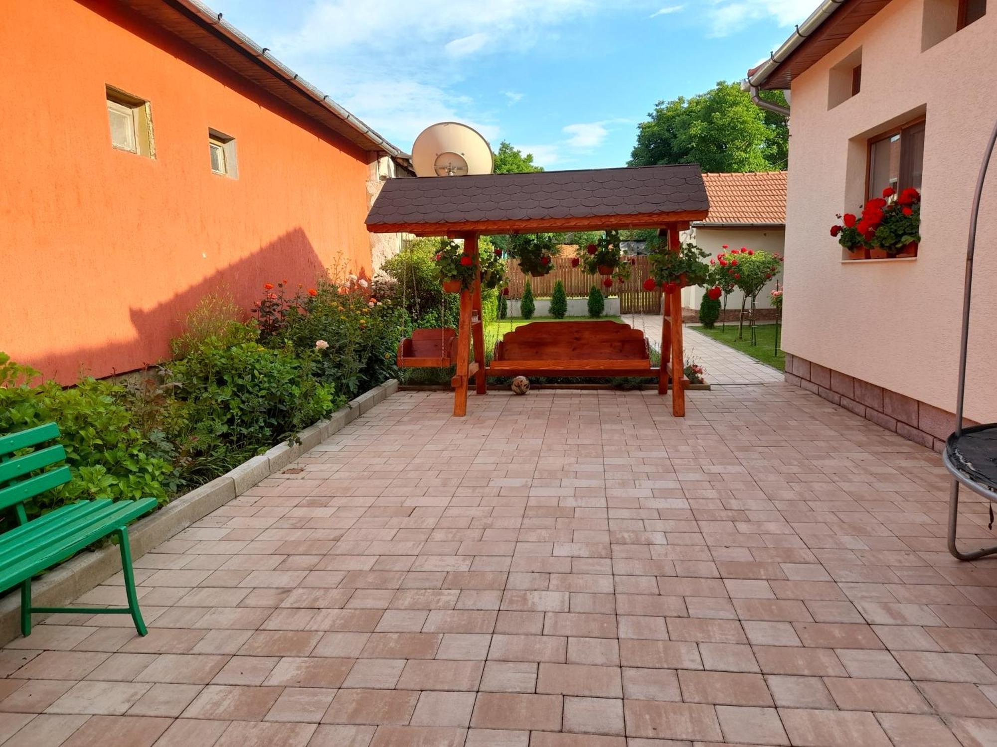 Hotel Casa Miki Haţeg Exterior foto